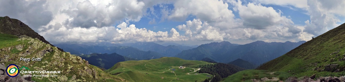 90 Vista panoramica sui Piani dell'Avaro nel sole.jpg